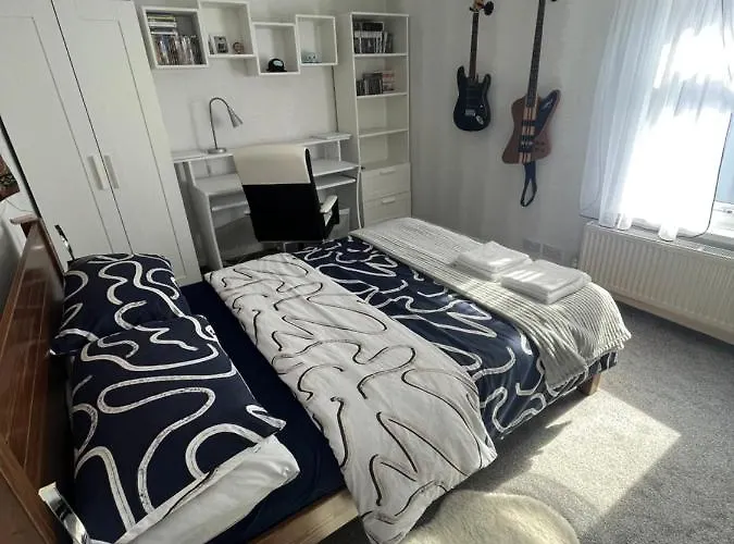Private Flat In City Centre With Parking
