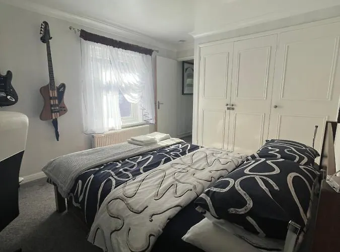 Private Flat In City Centre With Parking